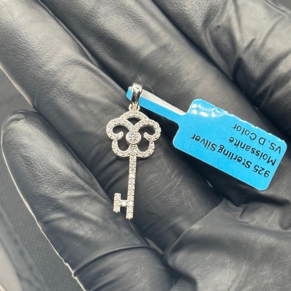 925 Sterling Silver Moissanite Key Pendant Necklace - Picture 1 of 1